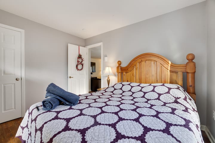 Queen bedroom #1 on the 1st floor