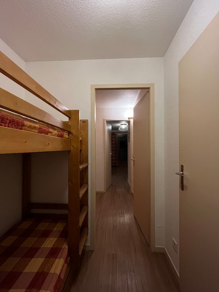 стая с двуетажно легло на входа на дома 