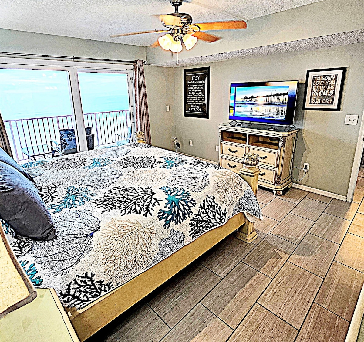 Cómoda cama tamaño king con vistas que no deben perderse. ¡Estás tan cerca que puedes escuchar el Golfo de México!