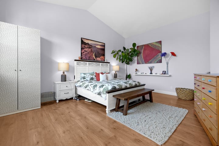 Large master bedroom with king size bed, firm and also adjustable base to get the right position!. 