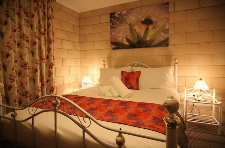 กบฮอลโลว์มีห้องนอน 2 ห้อง ห้องนอน 1 มีเตียงควีนไซส์โรแมนติก