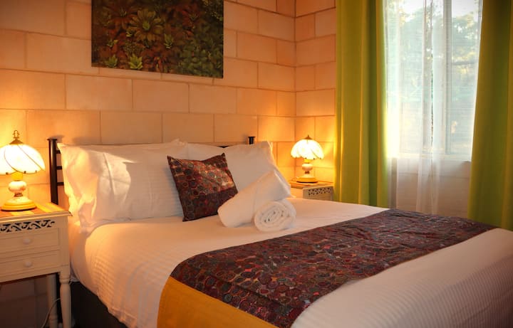 กบฮอลโลว์มีห้องนอน 2 ห้อง ห้องนอน 2 มีเตียงคู่ที่สะดวกสบาย