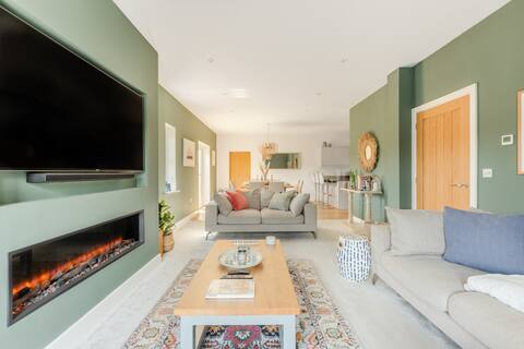 Large modern home close to Budes beautiful beaches