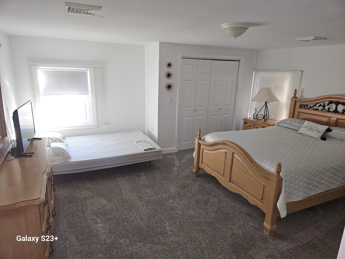 1 เตียงควีนไซส์ 1 เตียงใหญ่
/เตียงนอนเล่น 