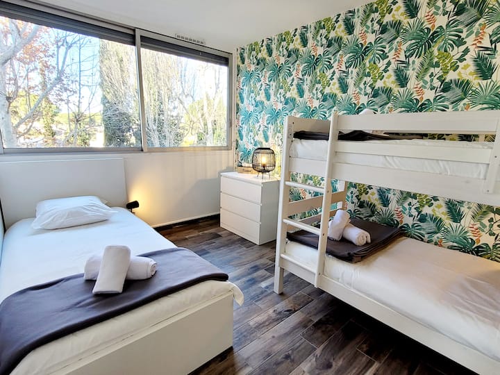 Pensée pour accueillir petits et grands. Dotée de trois couchages, cette chambre dispose d'un lit simple et d'un lit superposé.