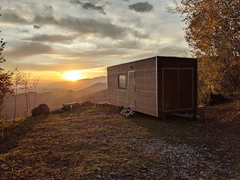 A little house in the infinite skies of Mont di Prat