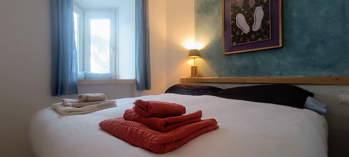 ห้องนอนพร้อมเตียงคู่ผ้าเช็ดตัวฟรี 