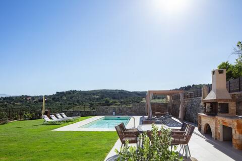 Villa Elides large pool in the countryside