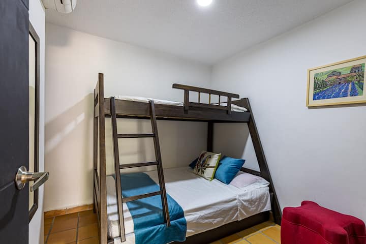 ️ לנוח בחדר הנוח והנעים, שנועד להציע שלווה ורוגע. עם מיטה רכה, עיצוב מודרני ואווירה שלווה, זה המקום המושלם להיטען מחדש. ✨