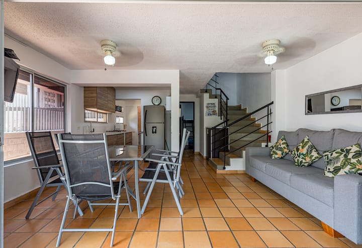 ✨ להירגע בחדר האלגנטי של הבית הזה בסן ג'רונימו, אנטיוקיה. עם ספות נוחות, עיצוב מודרני והרבה אור טבעי, זה המקום המושלם לחלוק רגעים מיוחדים עם הקבוצה שלכם. ️