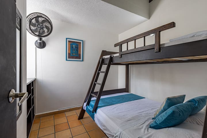 ️ לנוח בחדר הנוח והנעים, שנועד להציע שלווה ורוגע. עם מיטה רכה, עיצוב מודרני ואווירה שלווה, זה המקום המושלם להיטען מחדש. ✨