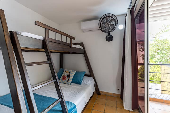 ️ לנוח בחדר הנוח והנעים, שנועד להציע שלווה ורוגע. עם מיטה רכה, עיצוב מודרני ואווירה שלווה, זה המקום המושלם להיטען מחדש. ✨