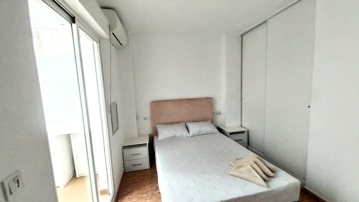 卧室可通往自己的露台。 这间卧室配备了空调。