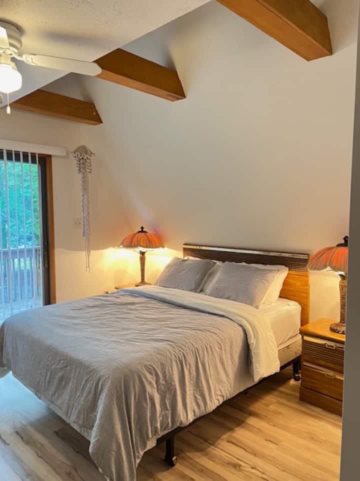 Hoofdslaapkamer begane grond met badkamer aan de andere kant van de hal en eigen patio.