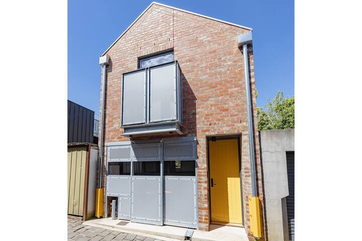 Whole building – new building in quiet lane