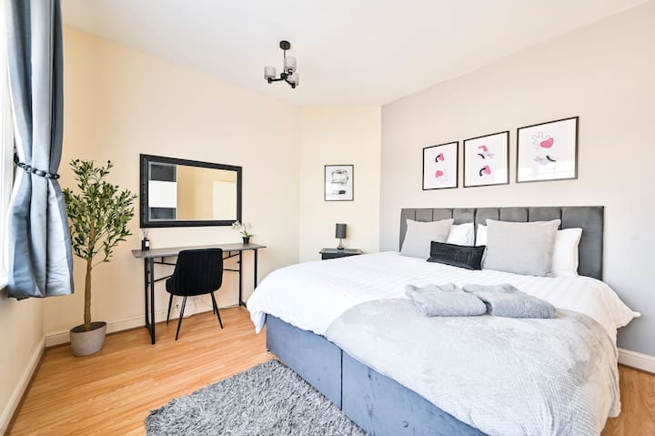 Dormitorio espacioso y cómodo con una cama súper king que se puede convertir en dos camas individuales bajo petición. Incluye armario, escritorio y espejo, ideal para guardar tus pertenencias y prepararte para el día que viene.