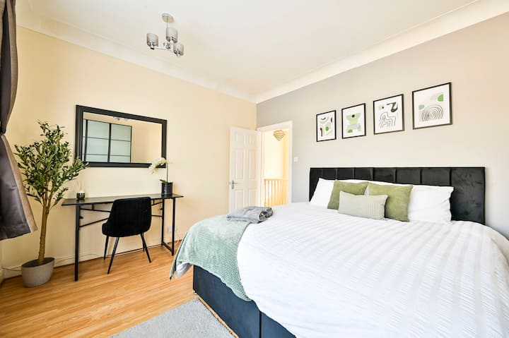 Dormitorio espacioso y cómodo con una cama súper king que se puede convertir en dos camas individuales bajo petición. Incluye armario, escritorio y espejo, ideal para guardar tus pertenencias y prepararte para el día que viene.