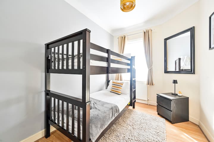 Acogedora habitación con literas con capacidad para dos huéspedes, con camas cómodas, un espejo y un armario, perfecto para guardar tus pertenencias y prepararte para disfrutar de tu día.