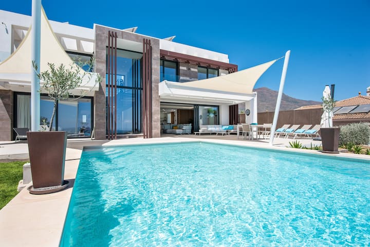 Exclusive Villa Frontline Golf- and Seaview