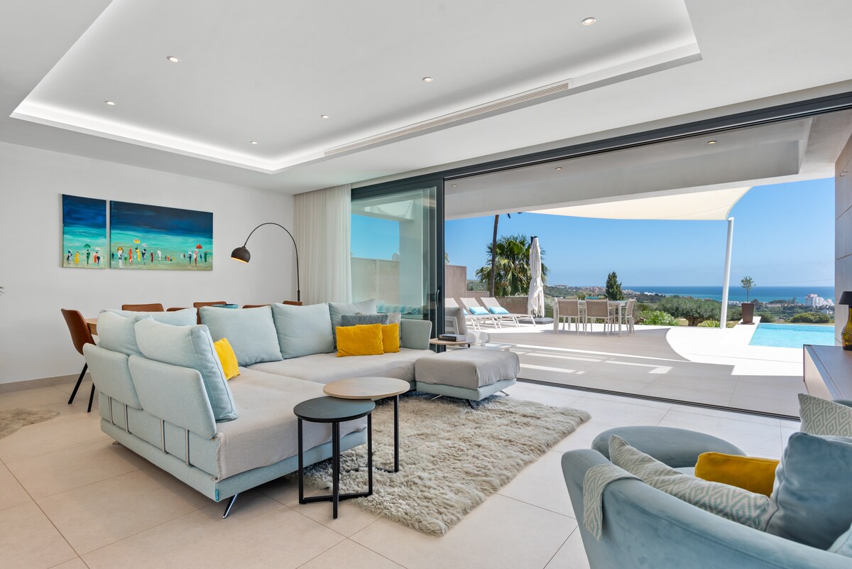 Top Airbnb: Exclusive Villa Frontline Golf- and Seaview in Estepona