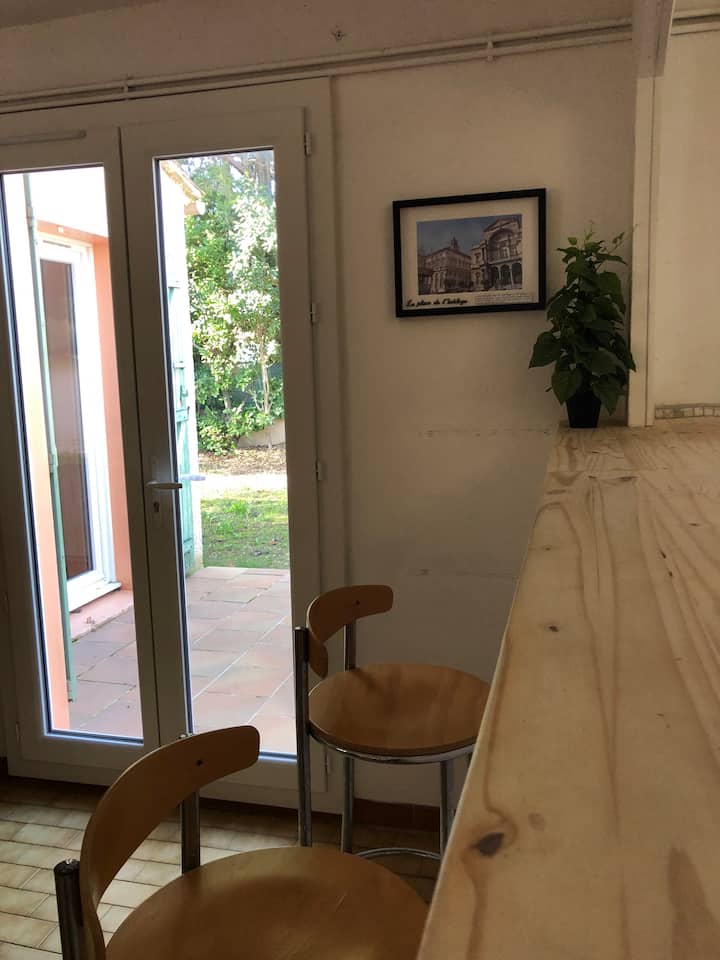 בר - מעבר שטוח יוצר את החיבור בין המטבח לחדר האוכל.