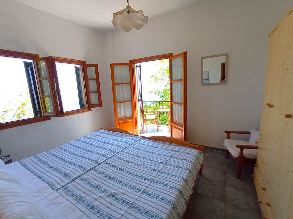 我们的第一间卧室由两张舒适的半床和一个衣柜组成。 房源宽敞，阳光明媚，从阳台和窗户可欣赏美景！

