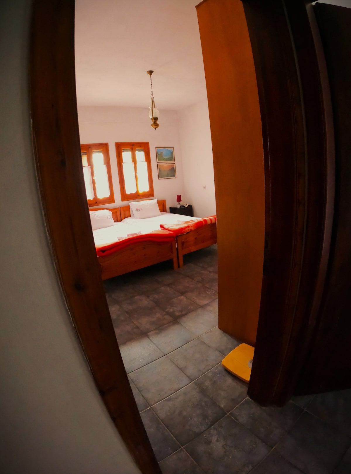 我们的第二间卧室配有两张半双人床，舒适、宽敞、明亮，设有阳台和储物空间！
窗装有纱窗。