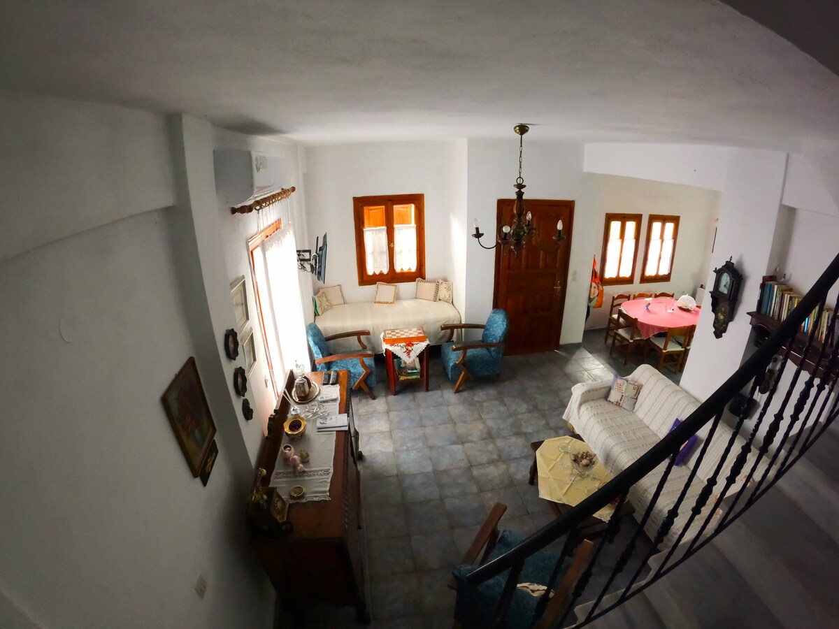 「我们的客厅配有一张床和一张沙发床。 还有中央空调、电视、棋盘游戏、书籍，还有一个舒适的娱乐或放松空间！」