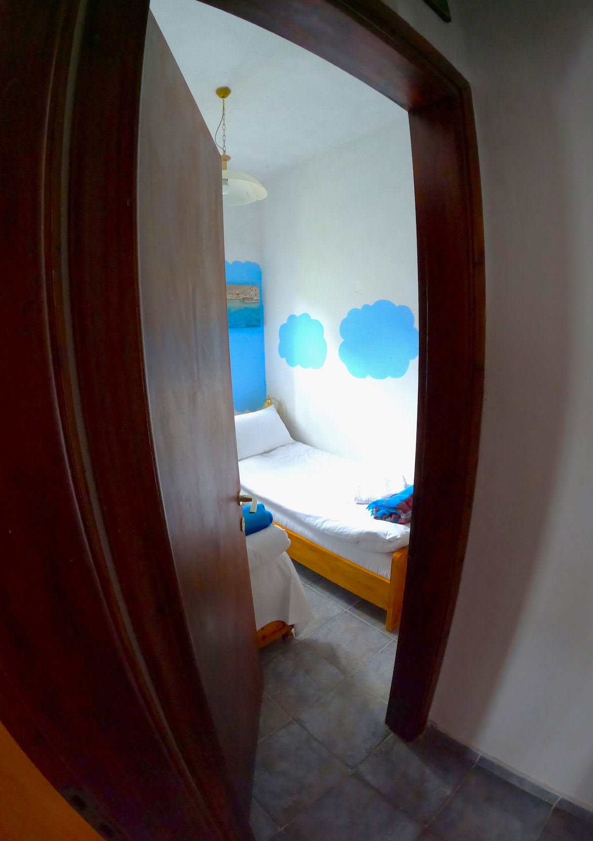 我们的第三间卧室配有两张单人床、一扇带纱窗的窗户和一个储物柜。非常适合儿童入住！
我们的第三间卧室设有两张单人床纱窗和衣柜储物柜。非常适合儿童入住！