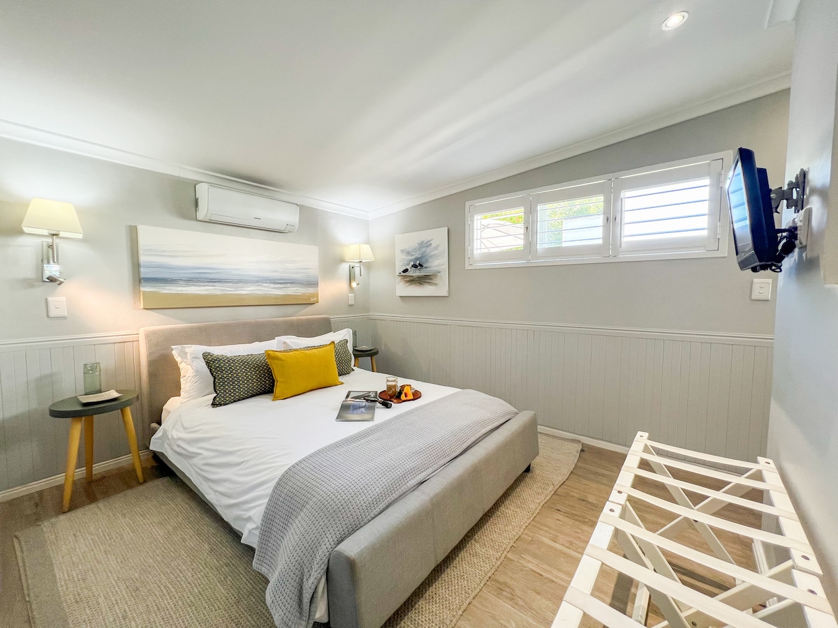 Disfruta de un televisor adicional en el dormitorio.  Fresco y luminoso en los meses de verano y cálido y acogedor en invierno: aire acondicionado para tu elección de temperatura