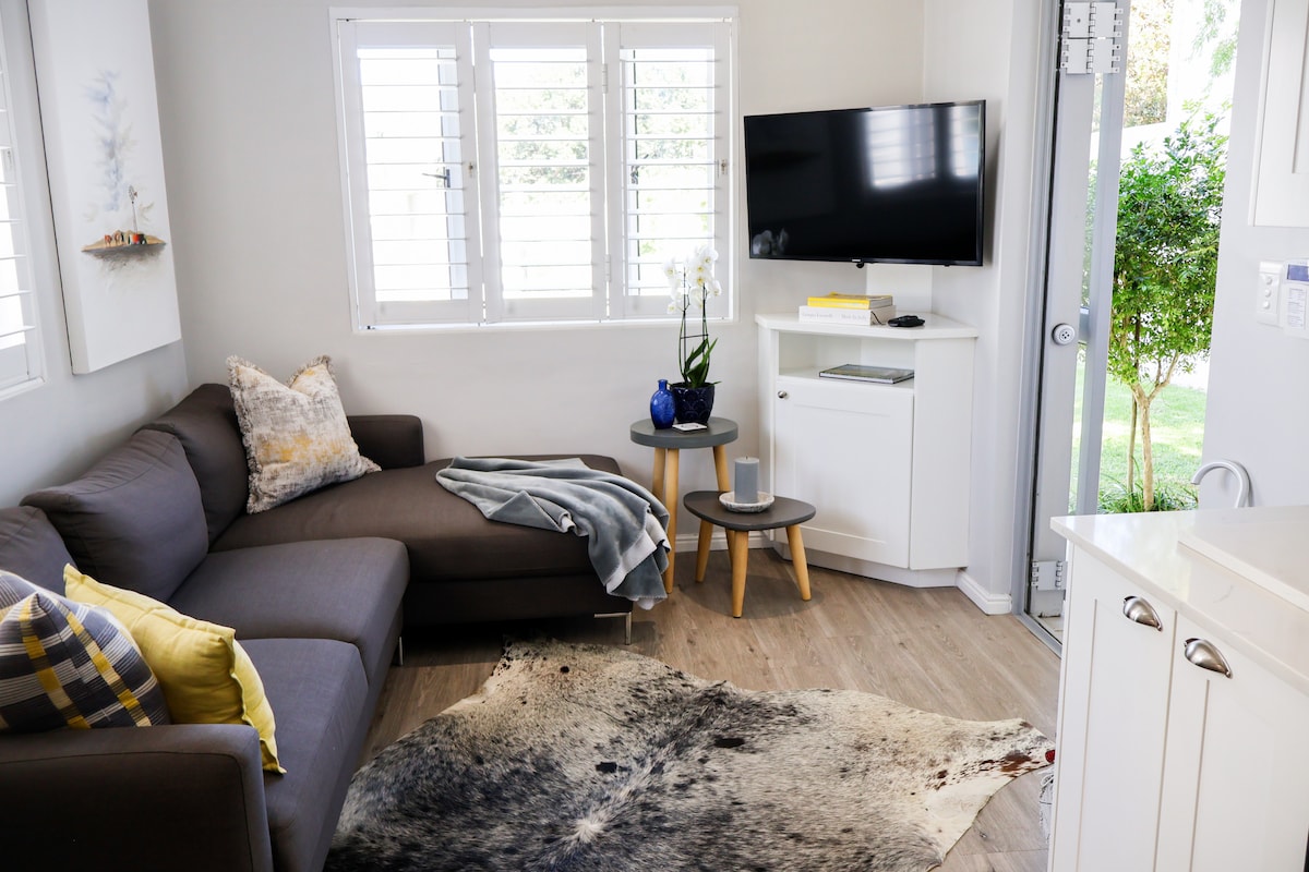 TV de pantalla plana con DSTV prémium completo (cable), Netflix e inversor (en el armario debajo de la TV) para ver ininterrumpidamente y acceso a Internet durante los cortes de energía