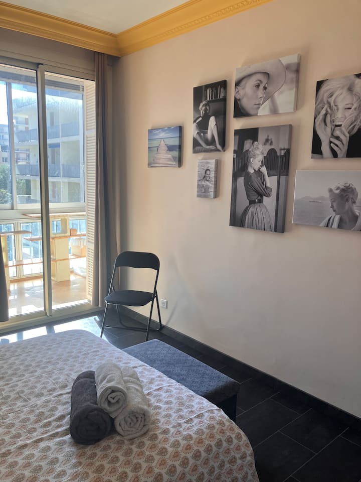 Chumba cha "Joséphine" kinachoelekea kwenye roshani.