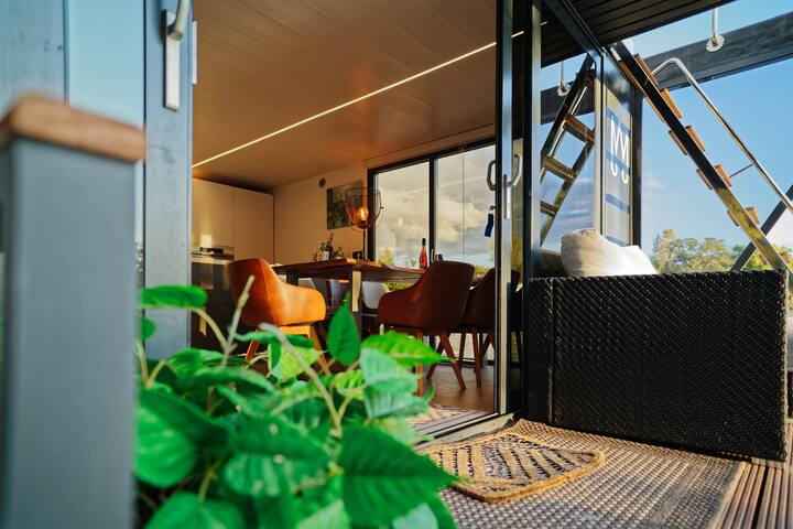 160qm2 Luxus Hausboot Mabelle Joyeuse+Sauna+Kamin gallery image 2