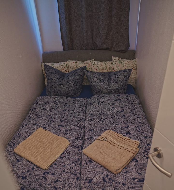 Dhoma e gjumit 3 me një krevat pranveror të rehatshëm me kuti