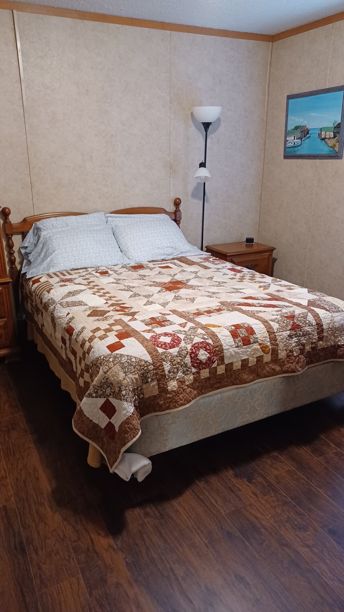 חדר שינה ראשי עם חדר רחצה