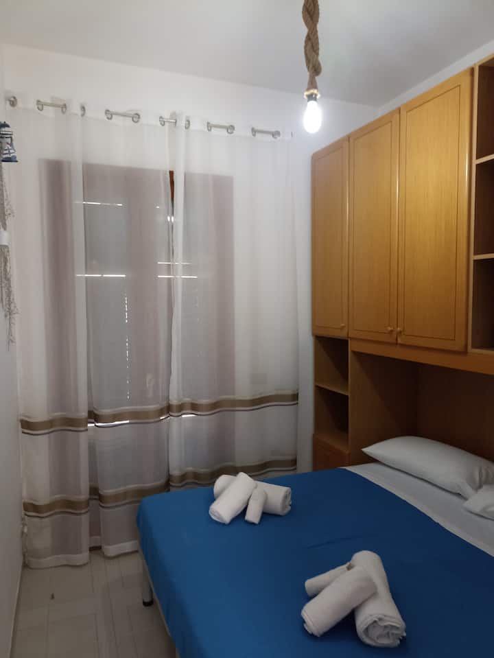 שני הכיסאות, כן, יכולים לשלב וליצור עוד מיטה זוגית 