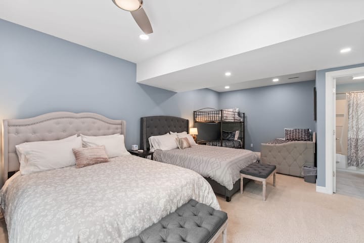 Sleepover Central — 适合儿童或额外房客入住的舒适度假胜地。 有两张标准双人床、一张双层床和一张双人沙发床，下面有两个带轮的床垫。 