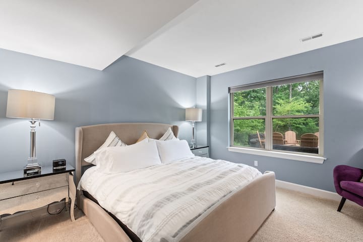 您可以在三号卧室的窗外看到火坑。 配有加大加大床。 