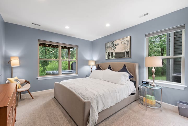 4号卧室配有加大双人床。 热水浴缸在露台窗外。