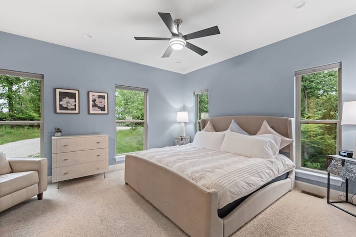 2号卧室配备一张加大双人床，设有会客区。 每扇窗户上都有遮光帘。