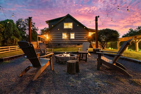 Pet Lover's Paradise! Cabin w/ Hot Tub, Pool Table