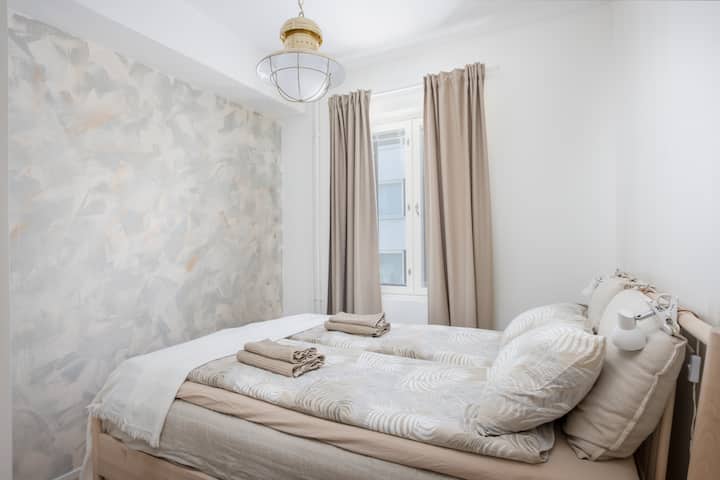 The bed is 140cm wide. The bed is 140cm wide.