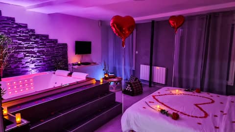 Romantic suite with hot tub & sauna