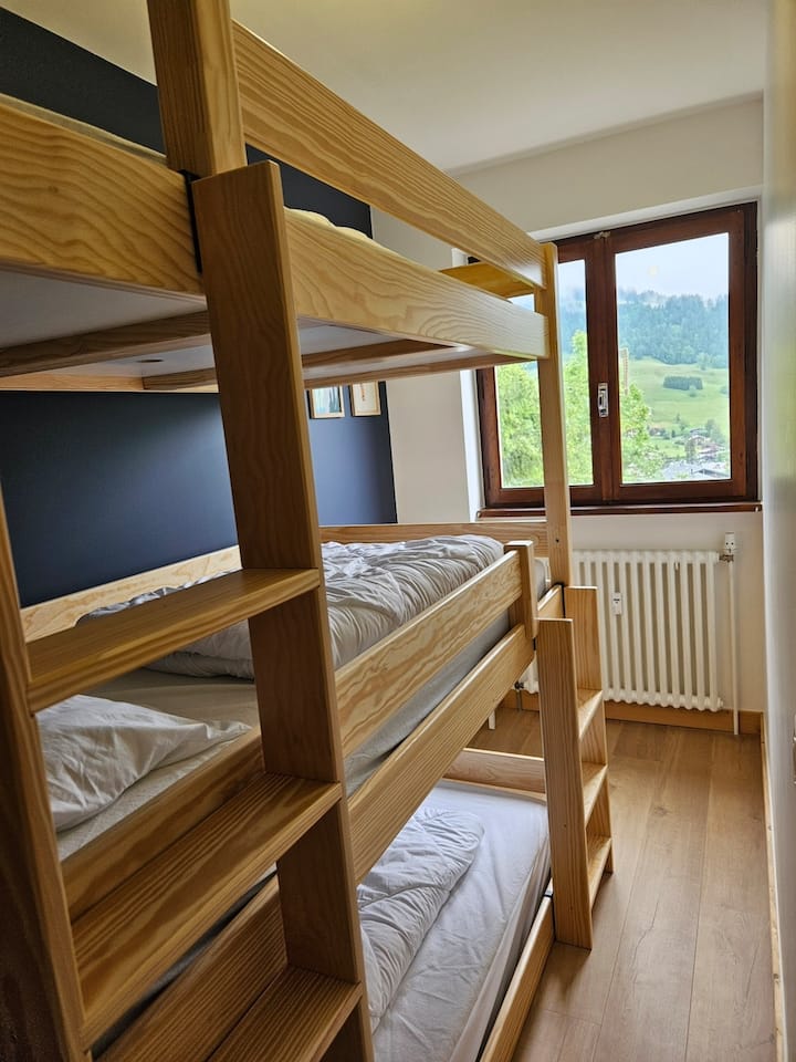 מיטת קומתיים עם 3 מיטות