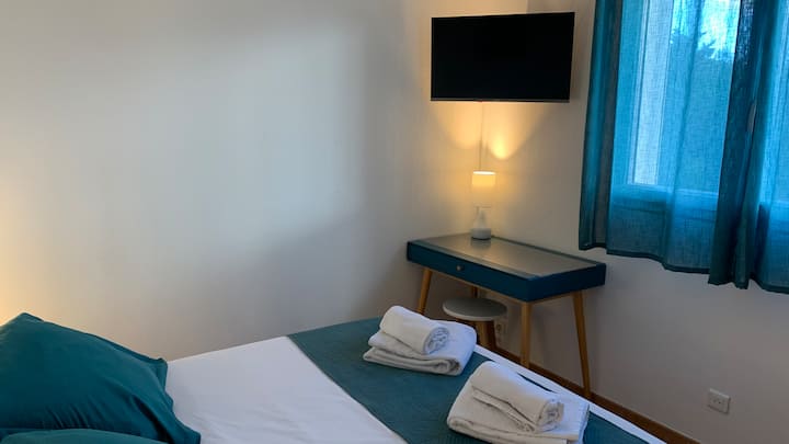 Téléviseur connectée dans chaque chambre.