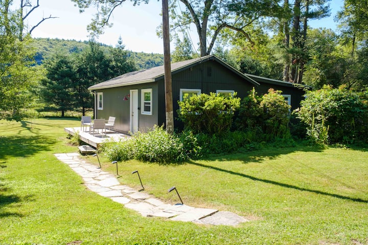 Couples Retreat | Hot Tub | Riverfront | Playroom