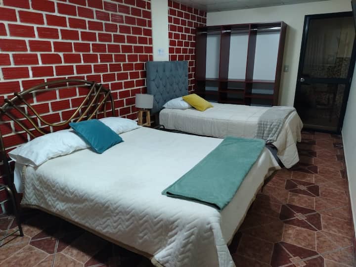 LA HABITACION TIENE 1 CAMA DE DOS PLAZAS , 1 DE PLAZA MEDIA, 1 ROPERO, 1 TELEVISOR, 1 COMODA, 1 MEDIO BAÑO.