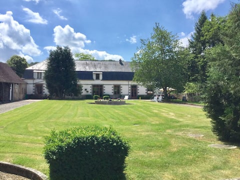 L'Orangerie, large mansion with spacious garden.