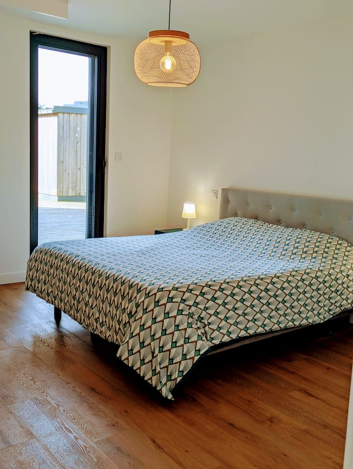 On the ground floor, comfort and convenience 
Large bedroom with king-size bed (160x200) 
Enjoy a spacious, cozy space perfect for a restful night. Quality bedding for a smooth sleep. 