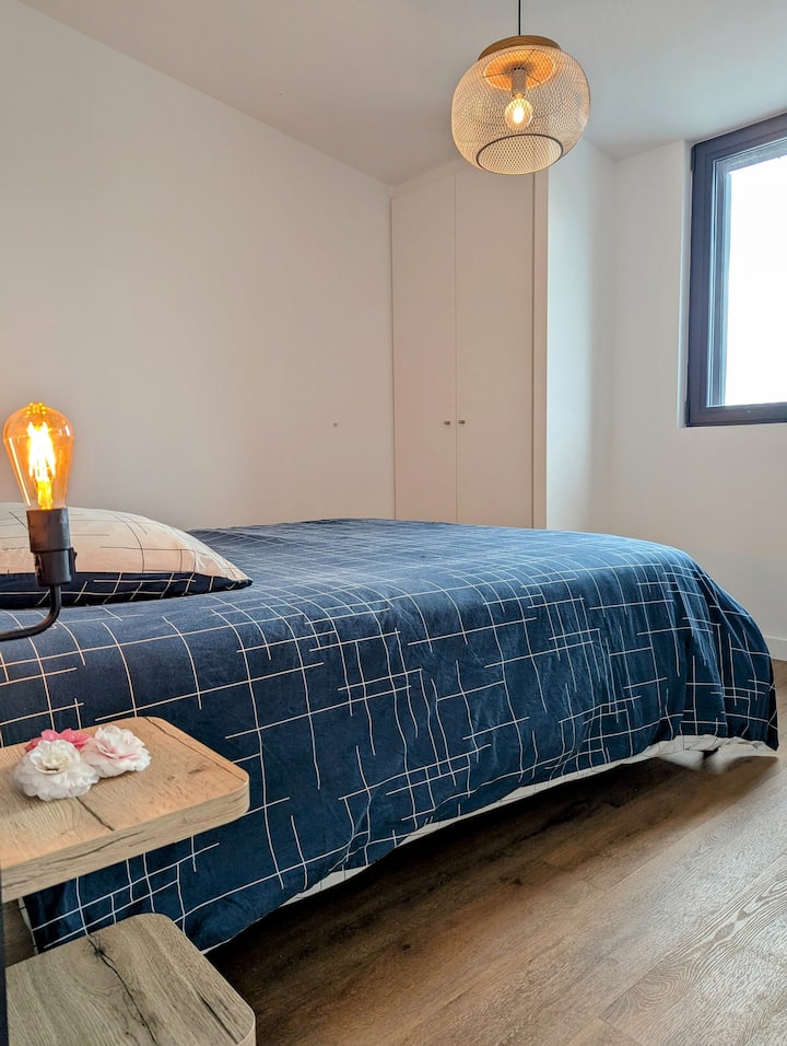 ️ Upstairs, bedroom with queen bed & large wardrobe 